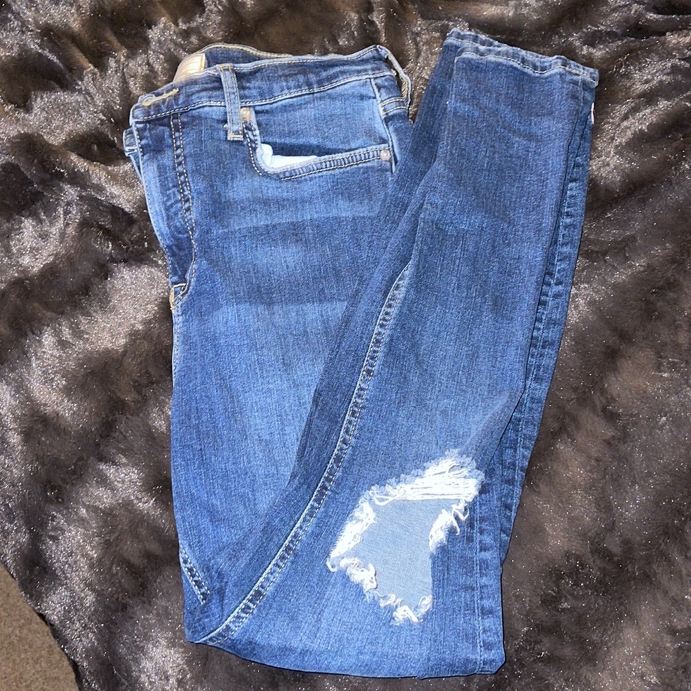 Free People ripped knee hole women’s 31 skinny distressed jeans